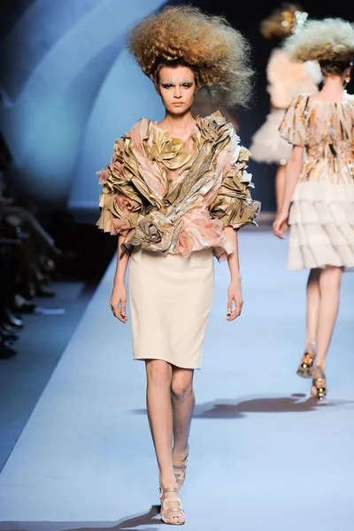 Look 16